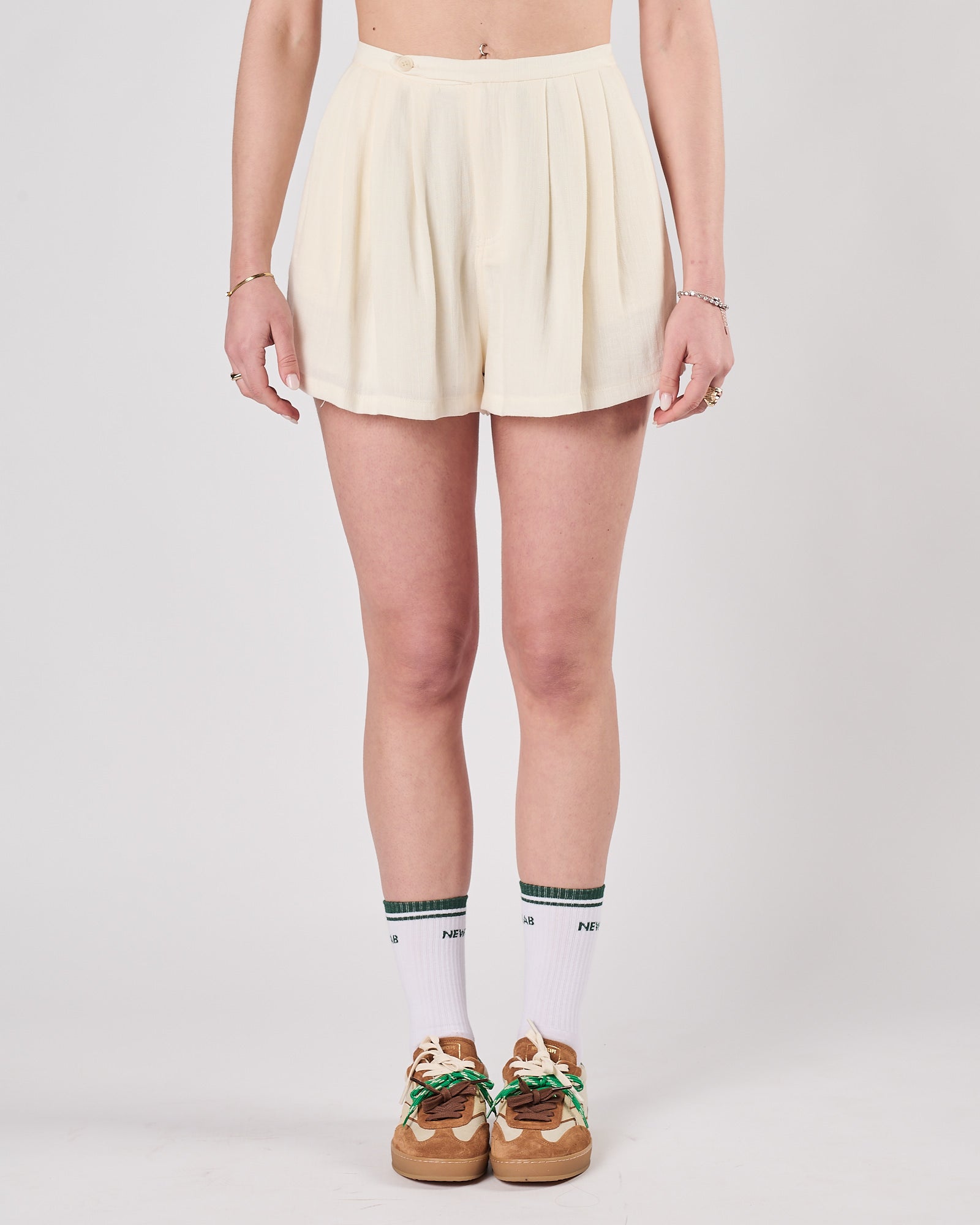 Short Eleh corto con pieghe panna