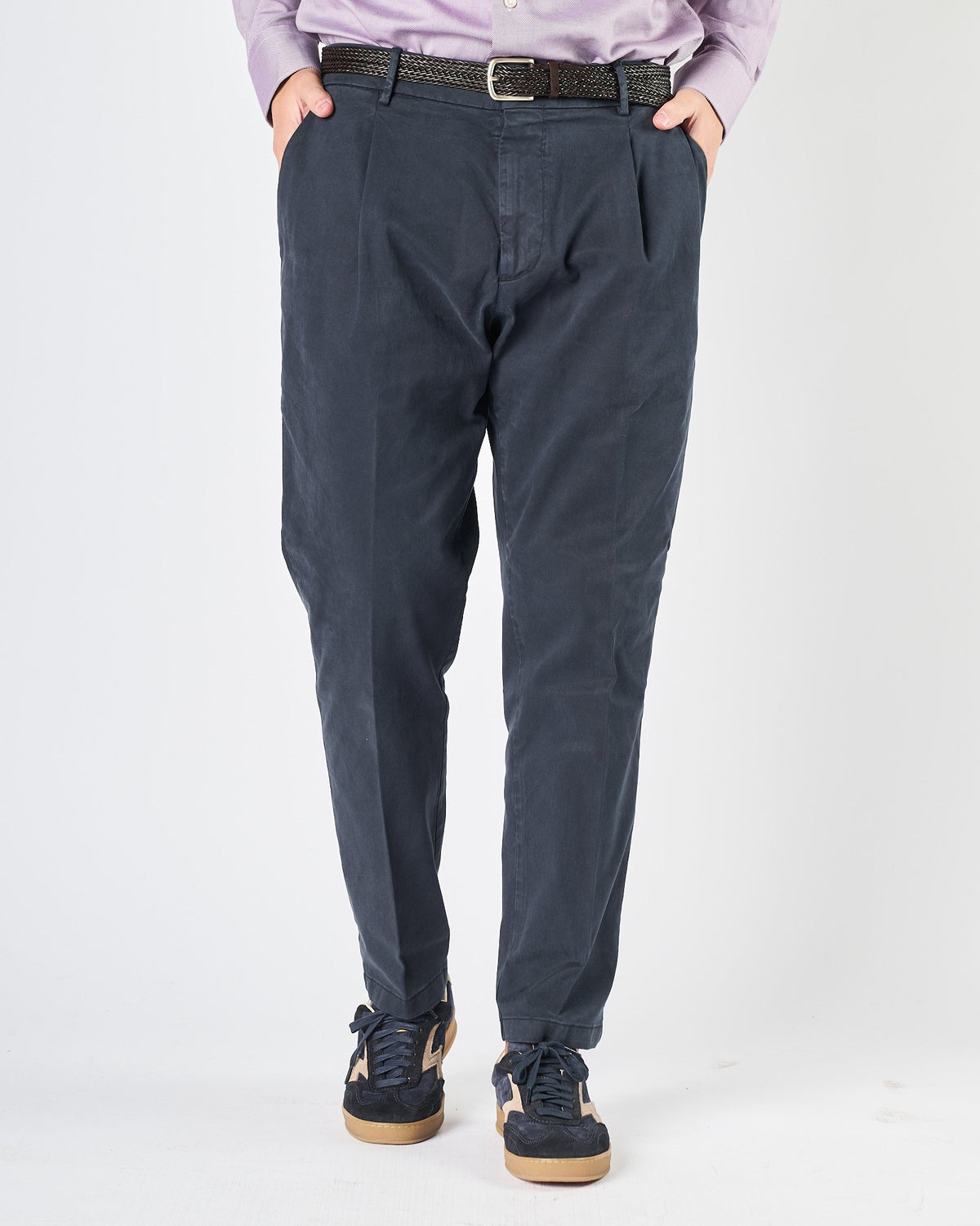 Pantalone A|STORE con una pence blu