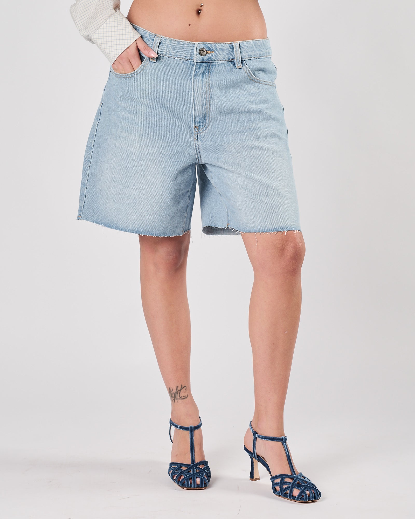 Bermuda Eleh in denim taglio vivo blu celeste
