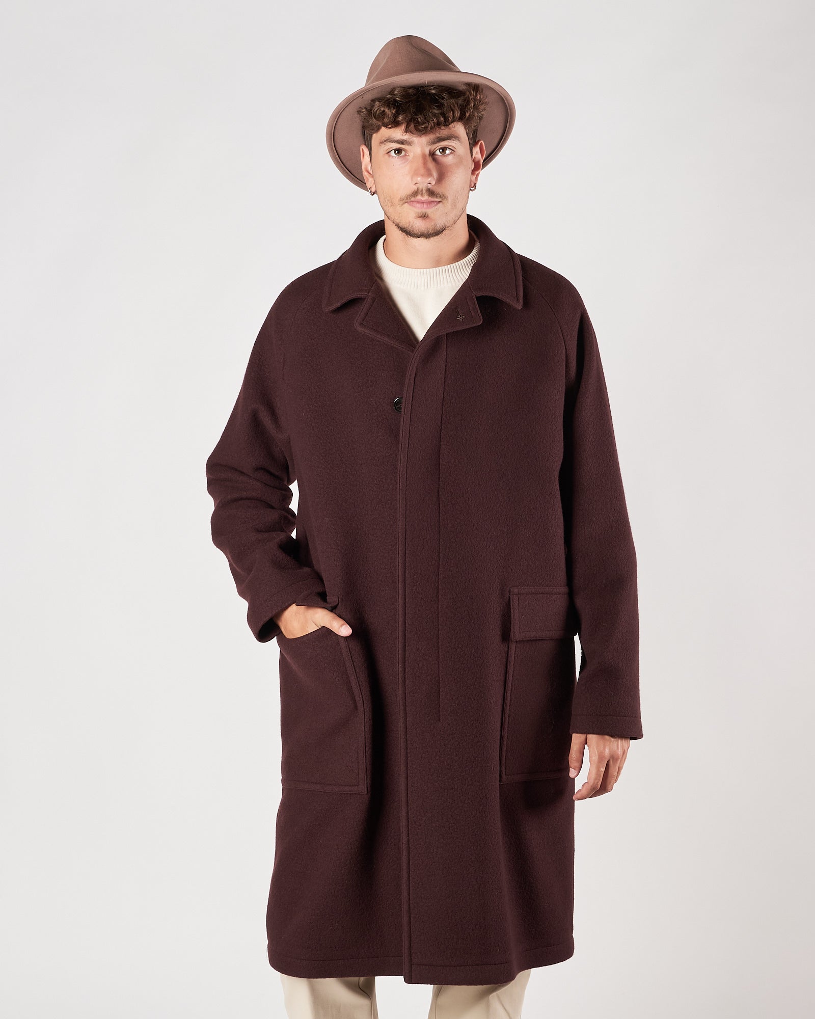 Cappotto Tagliatore over un petto bordeaux