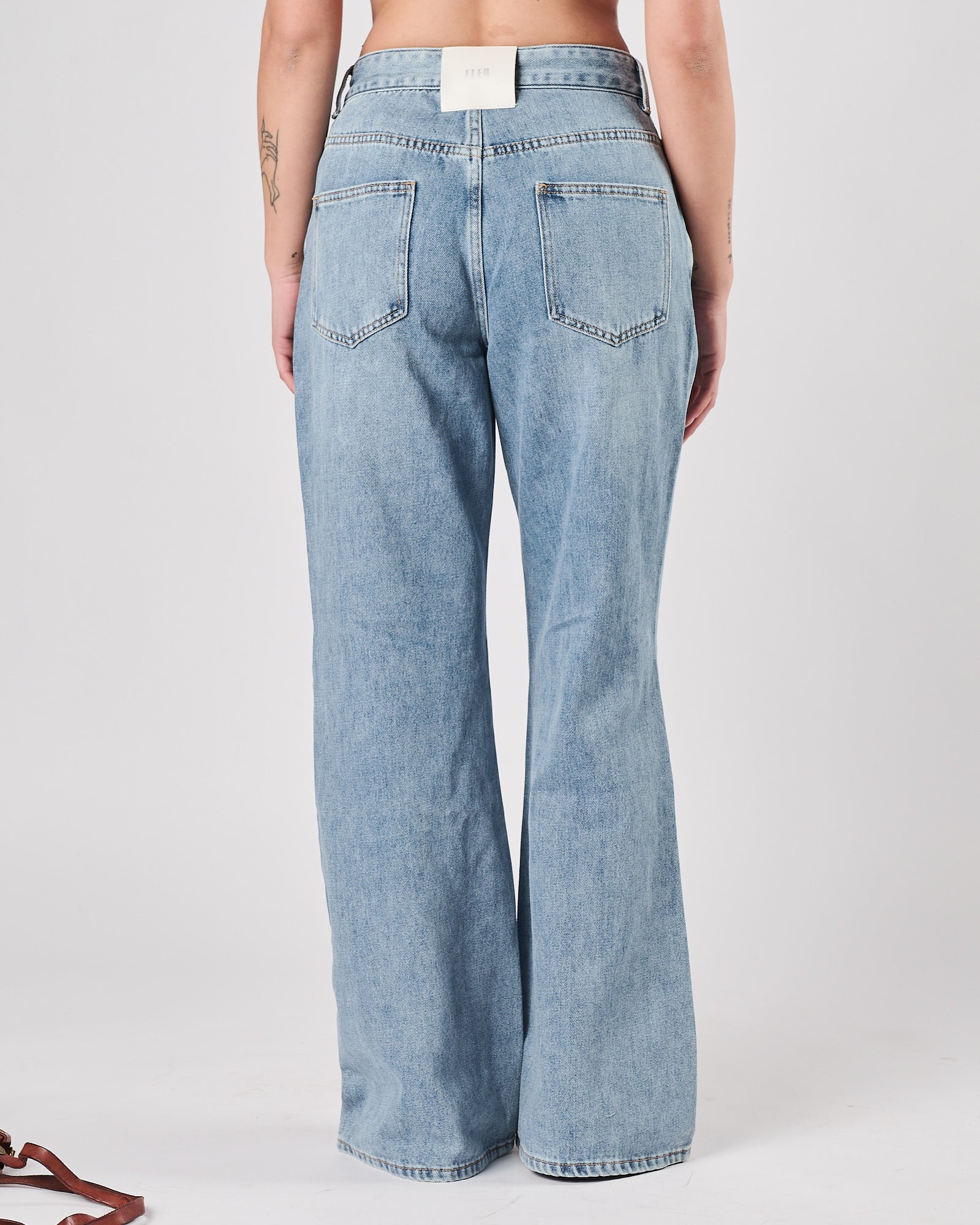 Jeans Eleh largo con cinta in tono blu chiaro