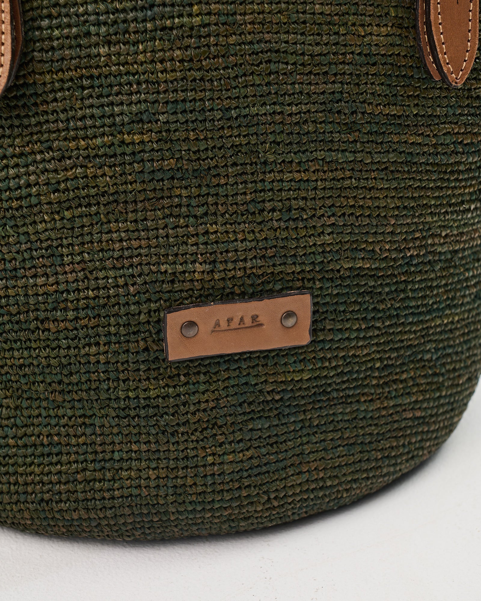 Borsa Afar in rafia intrecciata olive