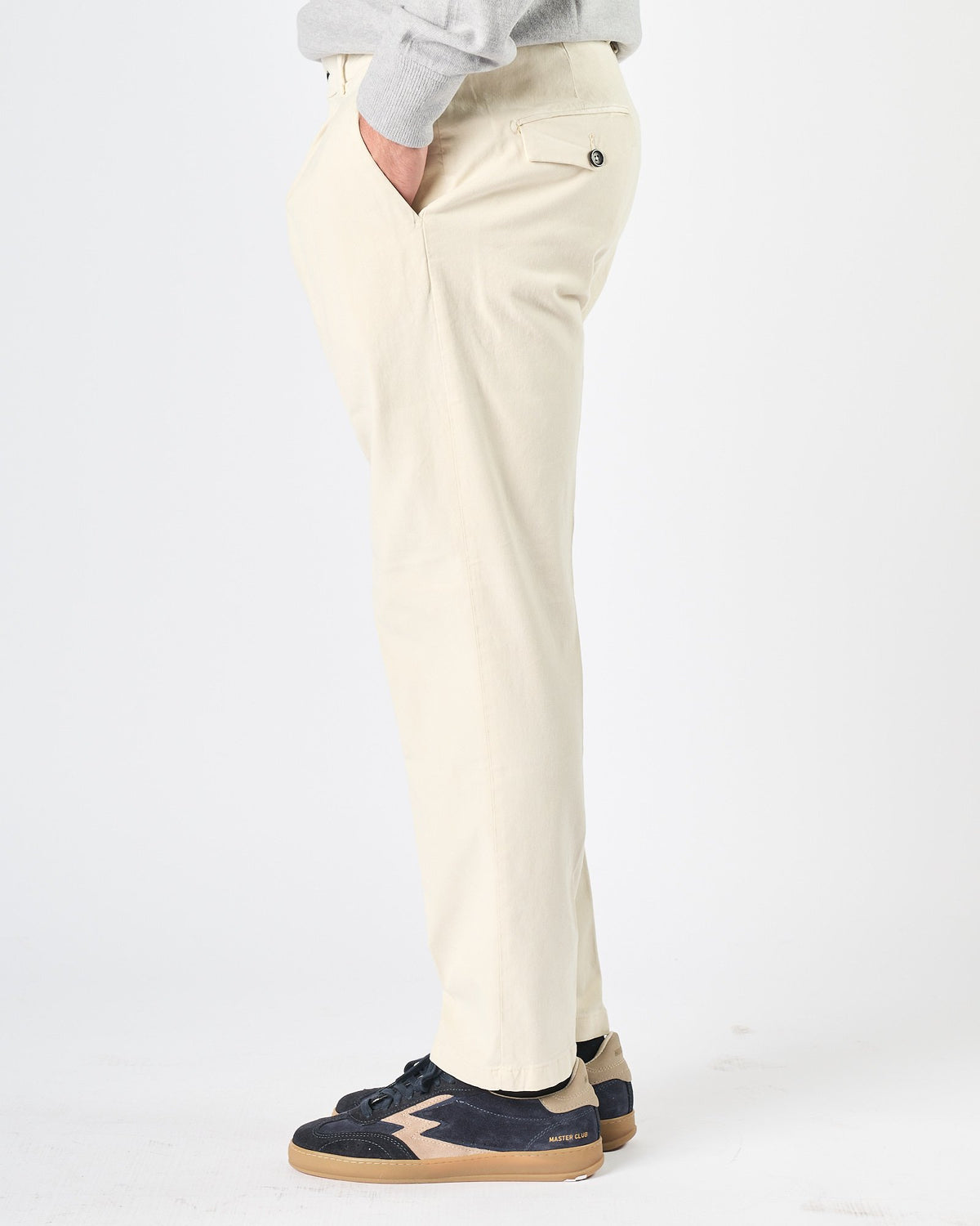 Pantalone A|STORE con una pence talco