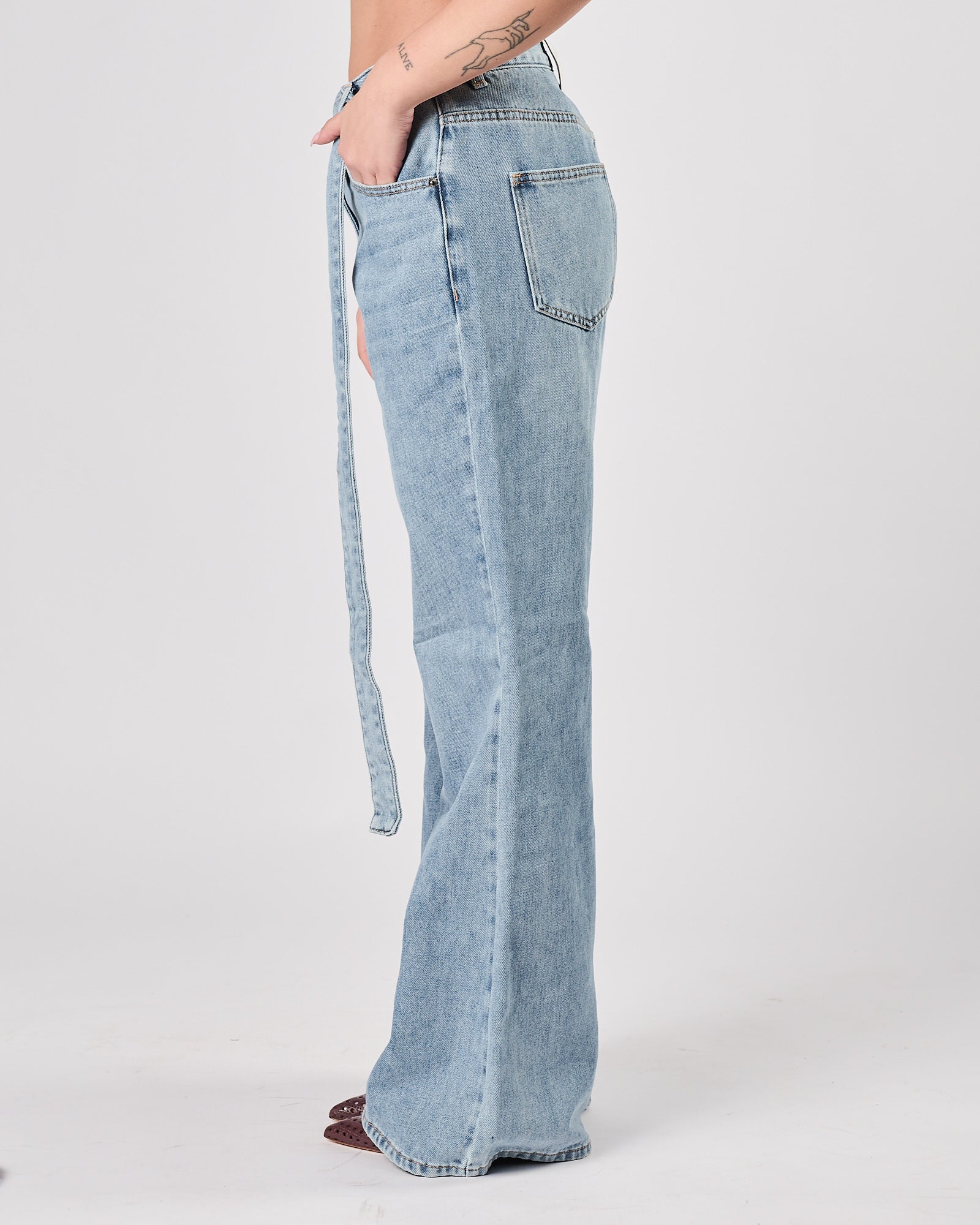Jeans Eleh largo con cinta in tono blu chiaro
