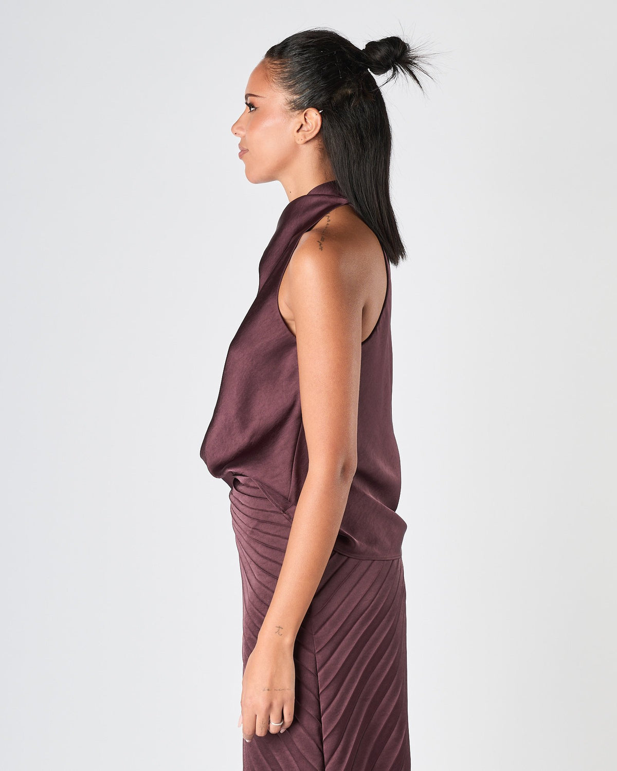 Top Carla Ruiz in raso bordeaux