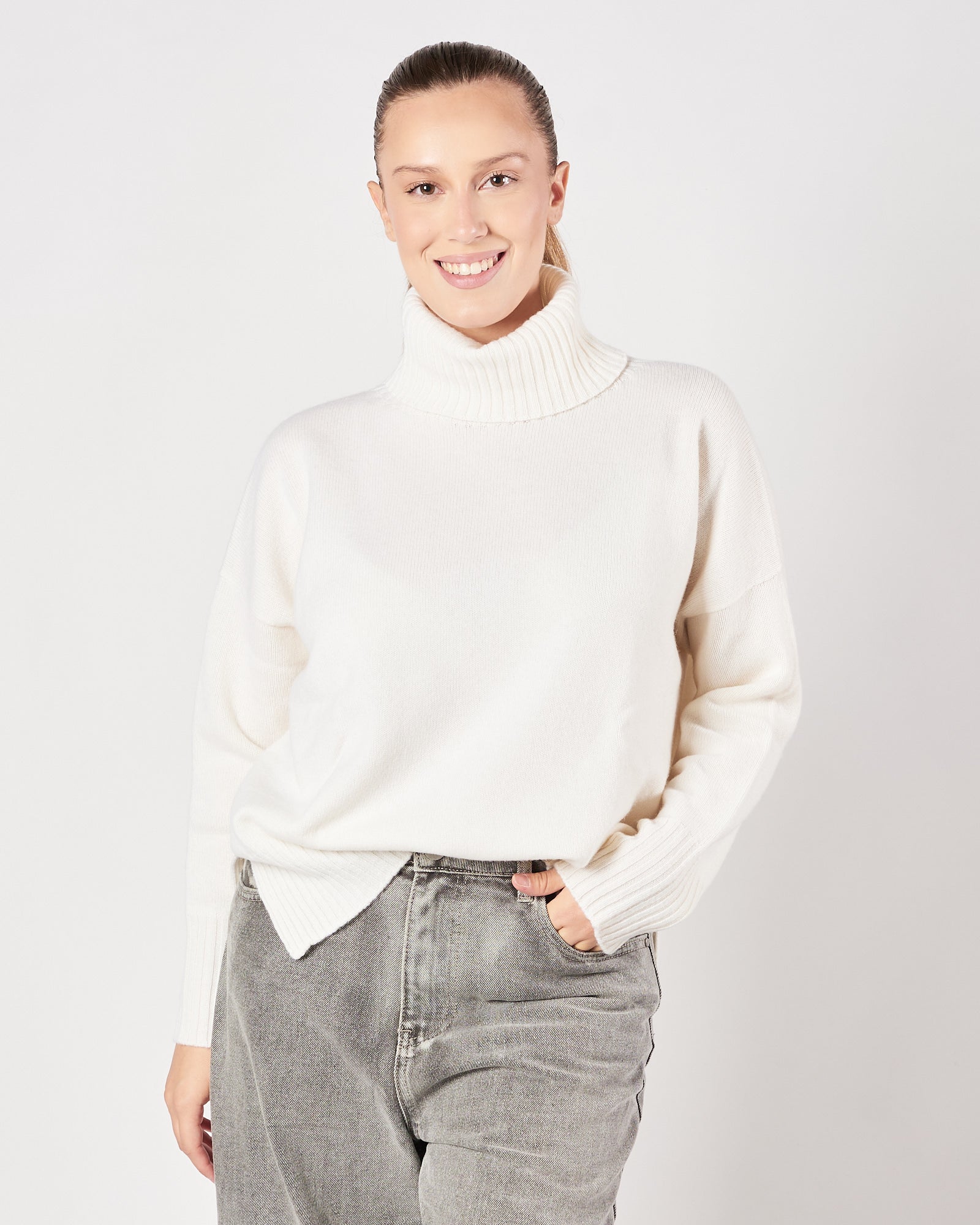 Maglia A|STORE over collo alto bianco