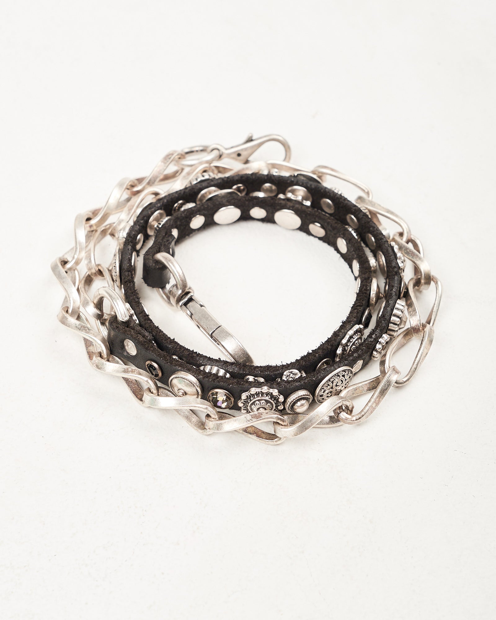 Catena Campomaggi in pelle nera con borchie