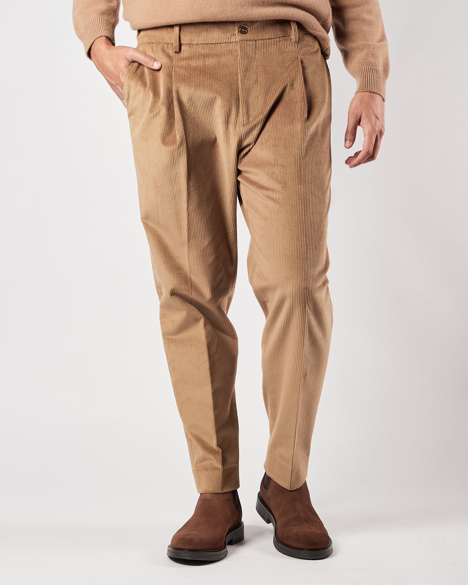 Pantalone A|STORE uomo con pences in velluto miele