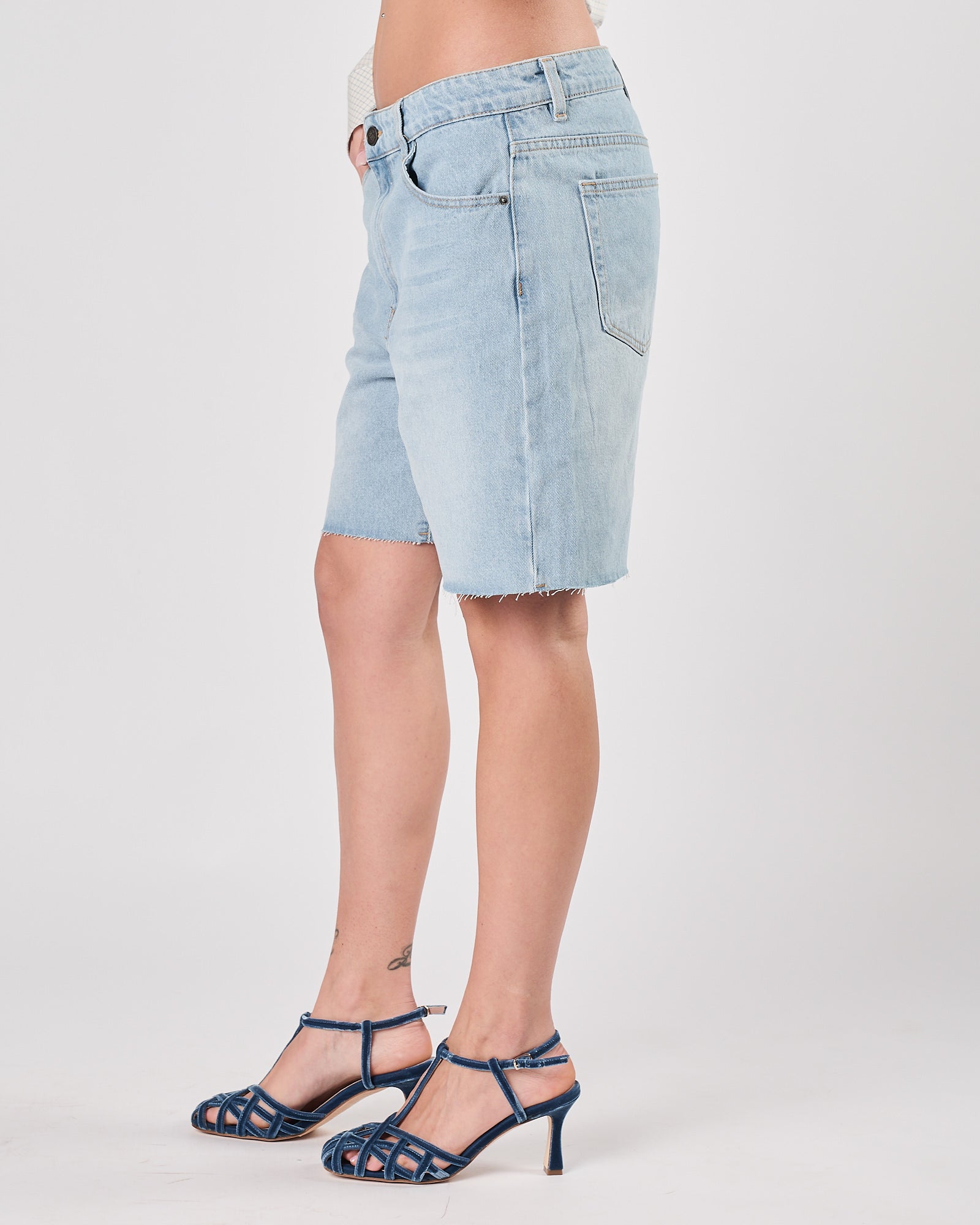 Bermuda Eleh in denim taglio vivo blu celeste