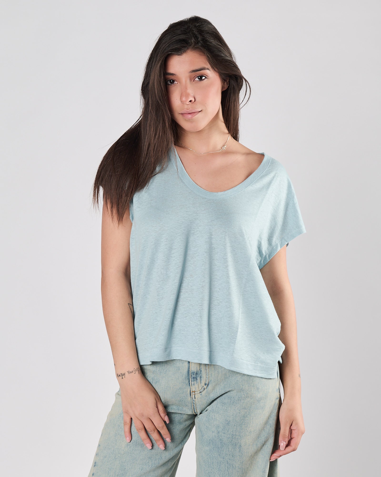 T-shirt Majestic scollo profondo celeste in lino