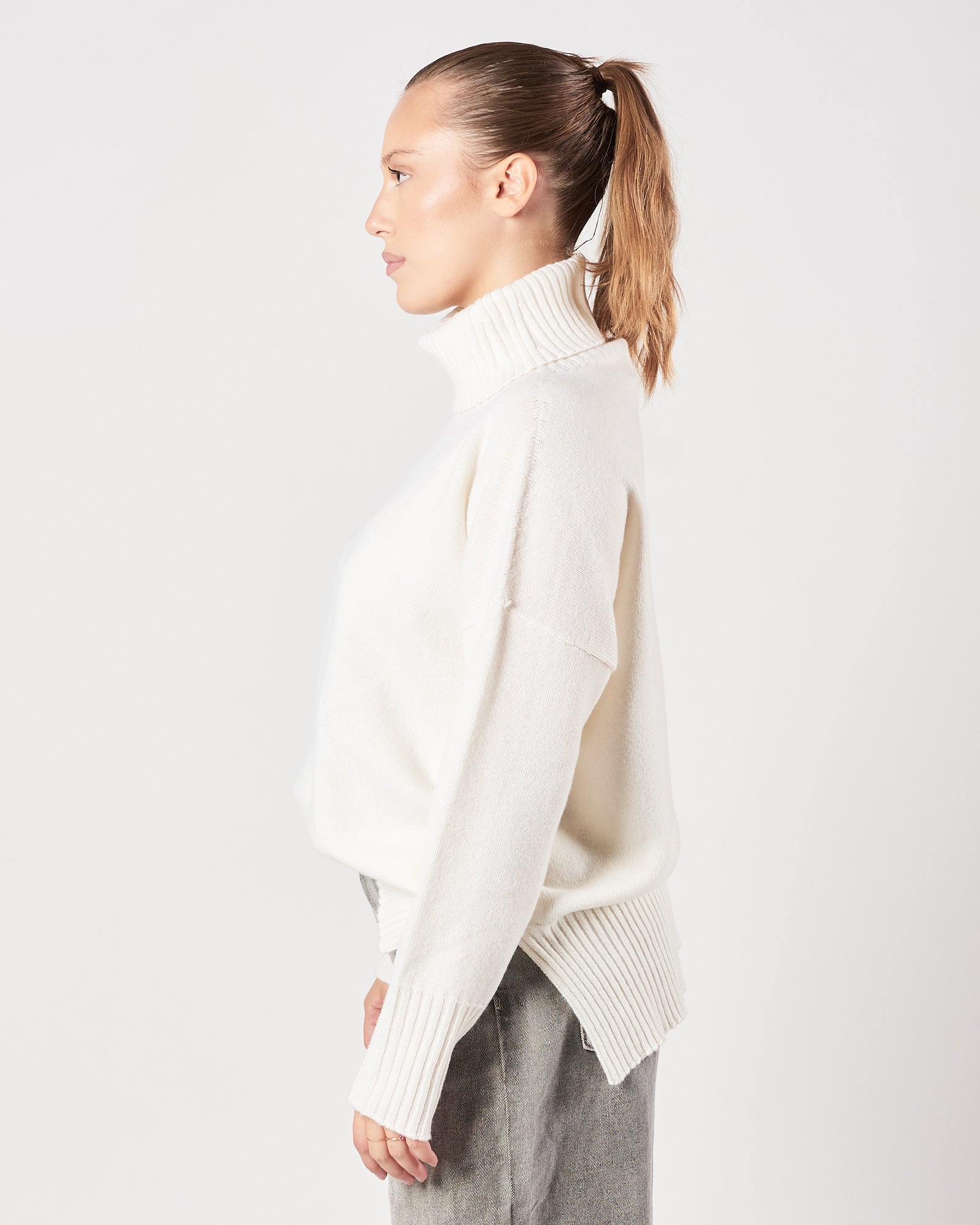 Maglia A|STORE over collo alto bianco