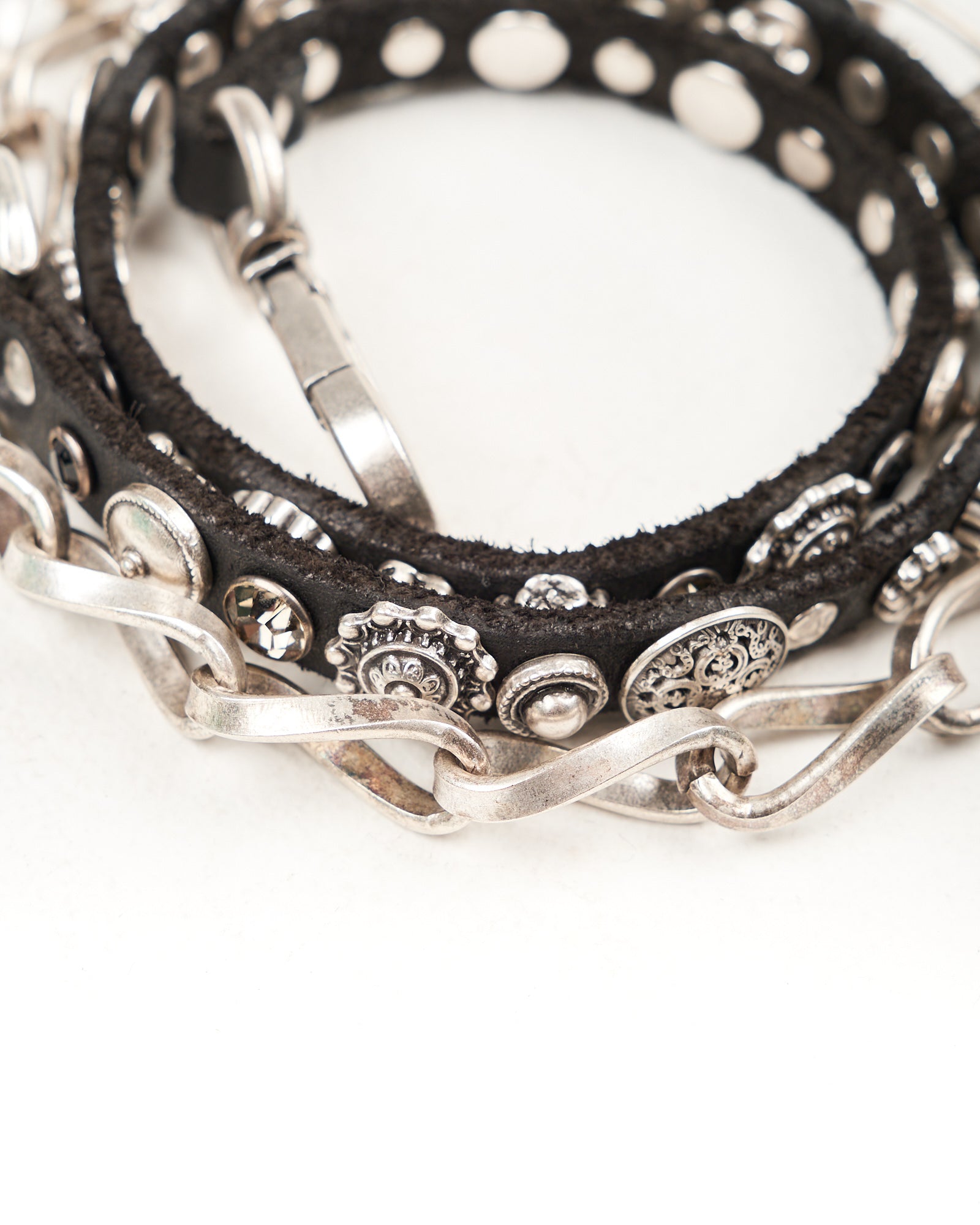 Catena Campomaggi in pelle nera con borchie