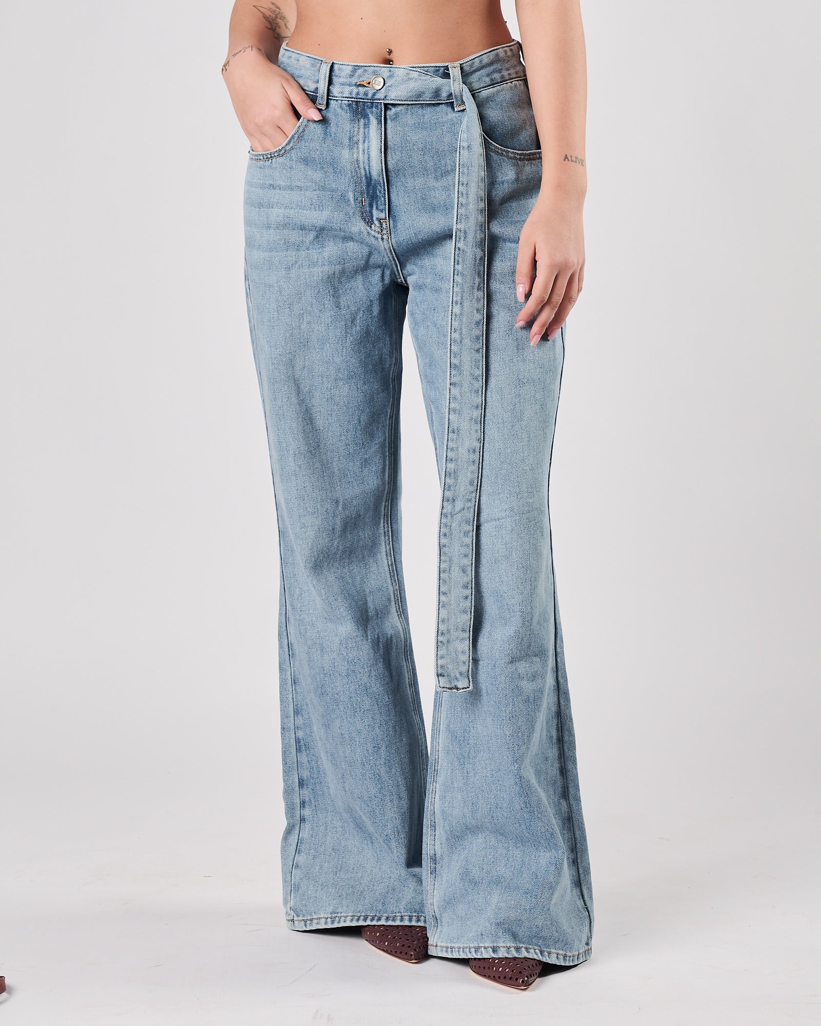 Jeans Eleh largo con cinta in tono blu chiaro