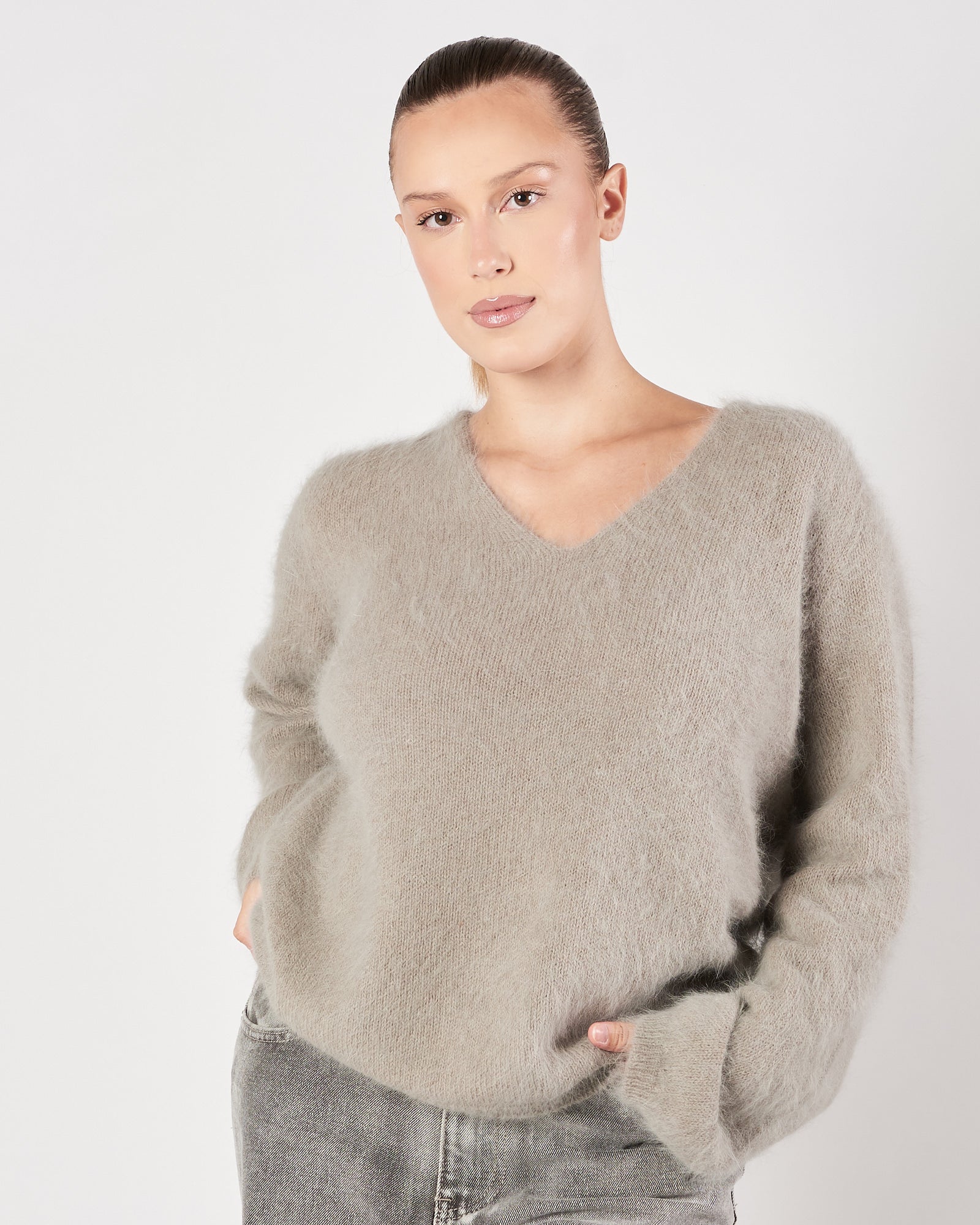 Maglia Roberto Collina scollo V in angora grigia