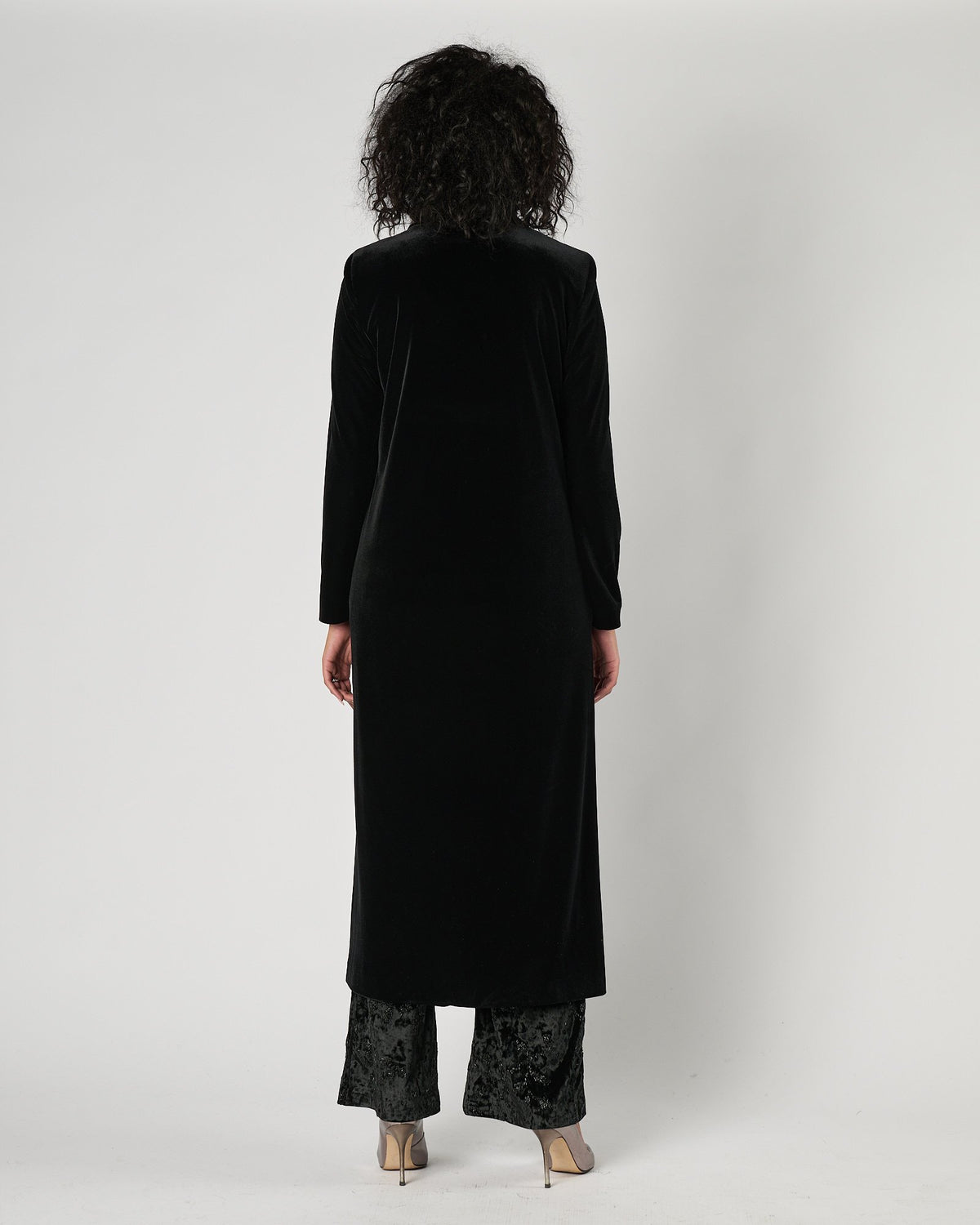Cappotto Carla Ruiz in velluto liscio nero