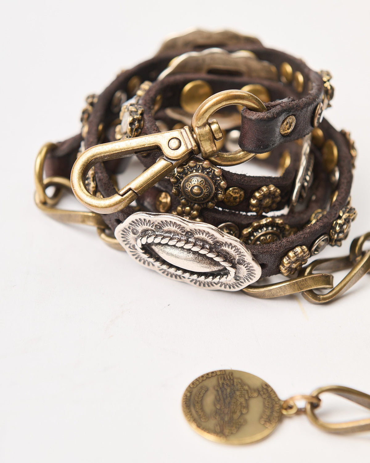 Catena Campomaggi in pelle con borchie