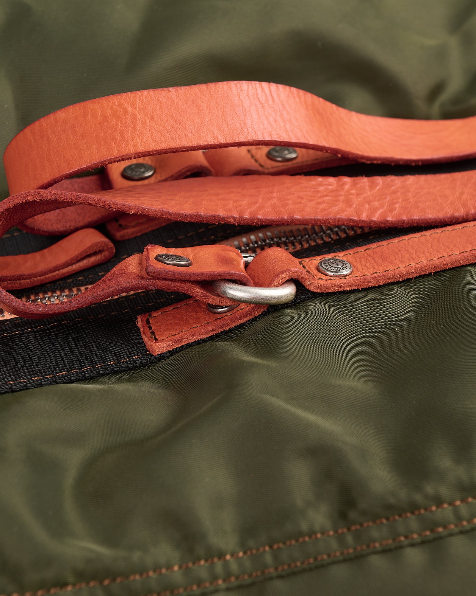 Borsone Campomaggi Monviso vela e vacchetta militare arancio nero