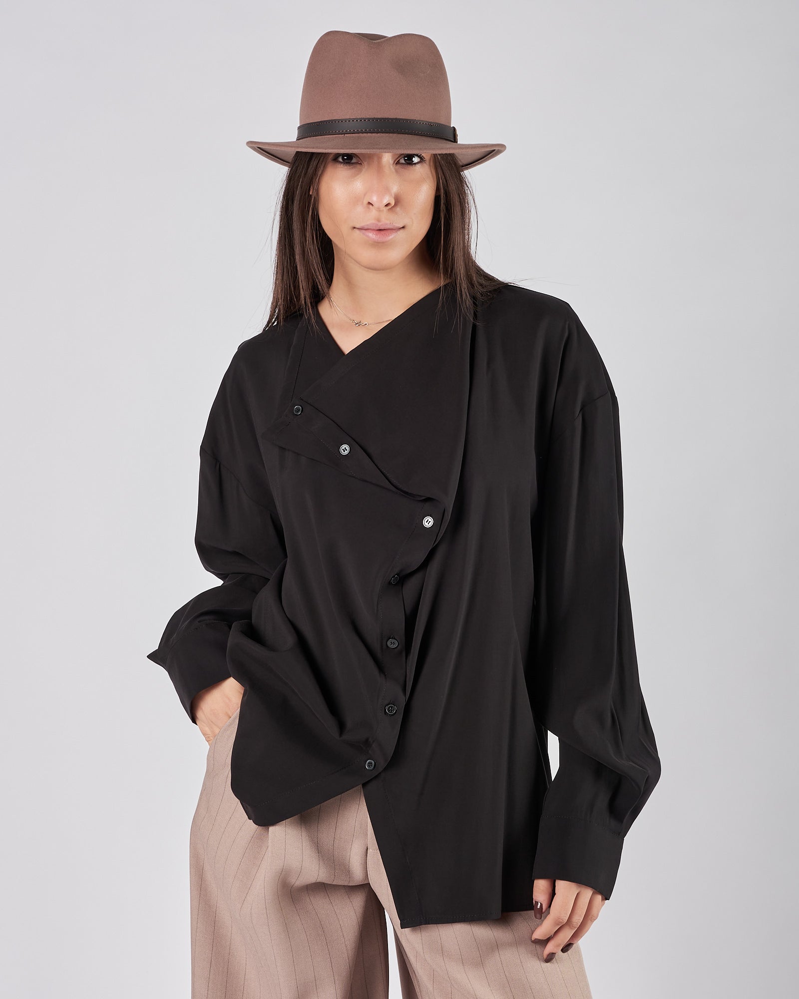 Camicia Eleh senza collo nera