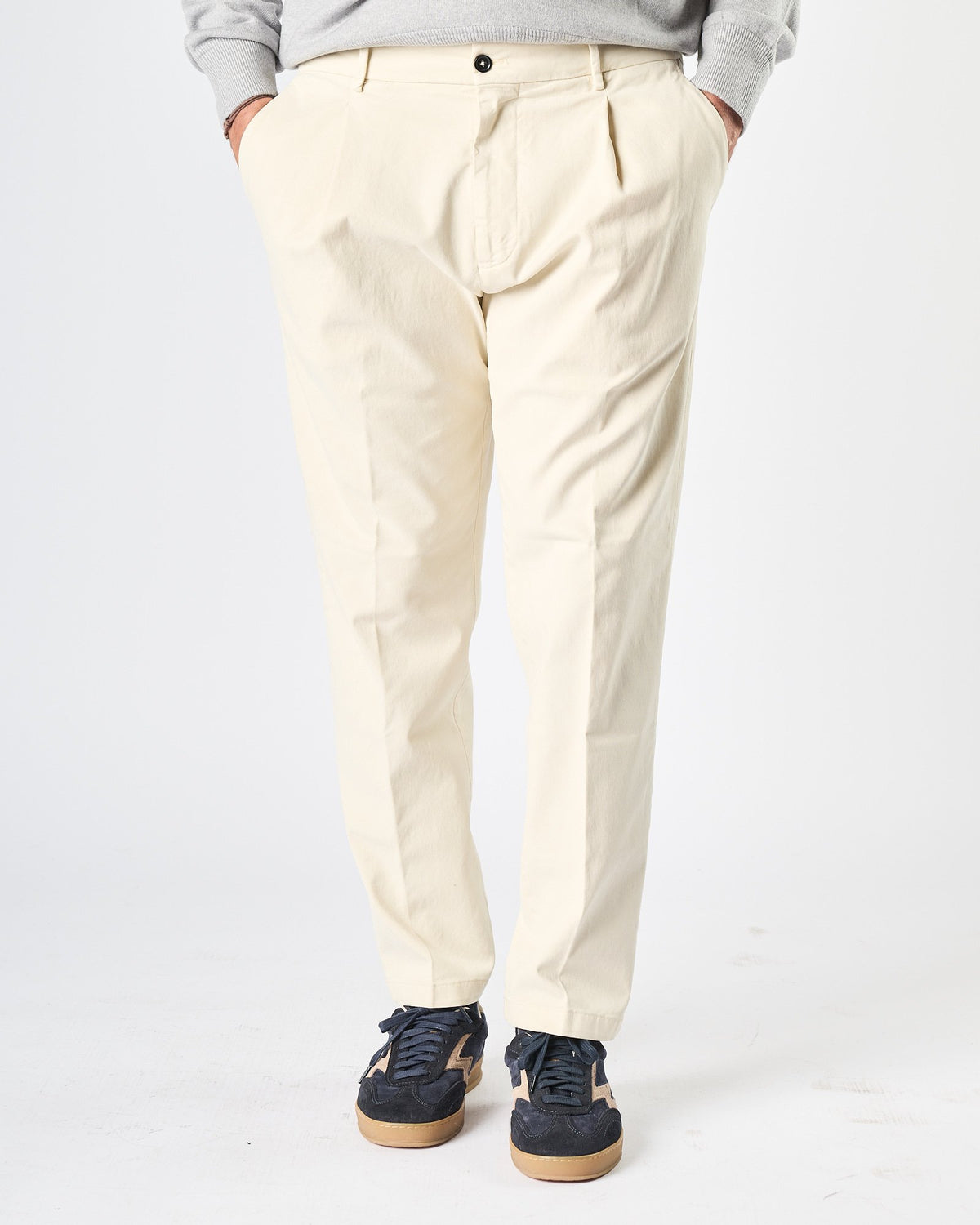 Pantalone A|STORE con una pence talco