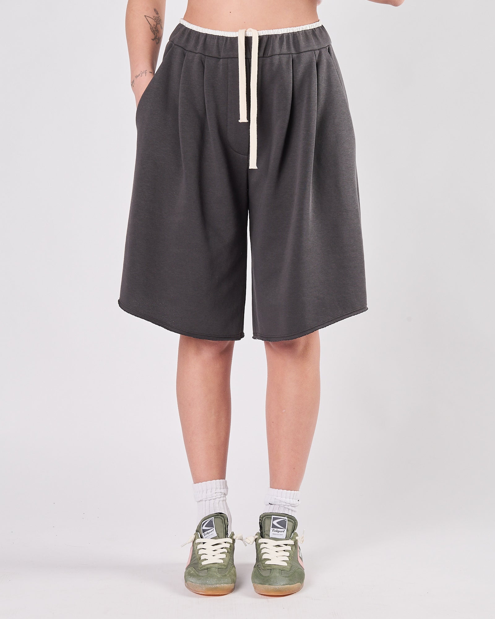 Bermuda Tela9 con pence in felpa grigio
