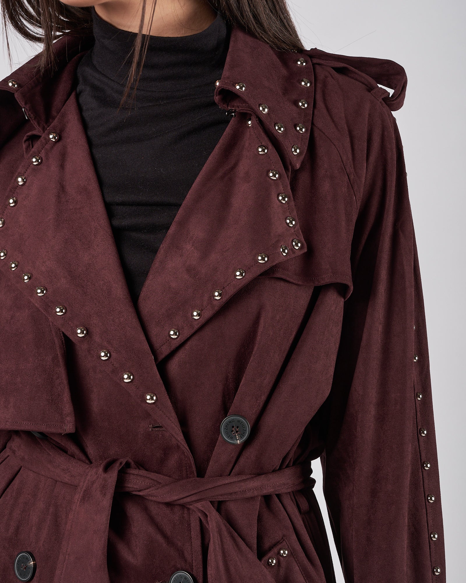 Trench Weili Zheng in camoscio burgundy con borchie