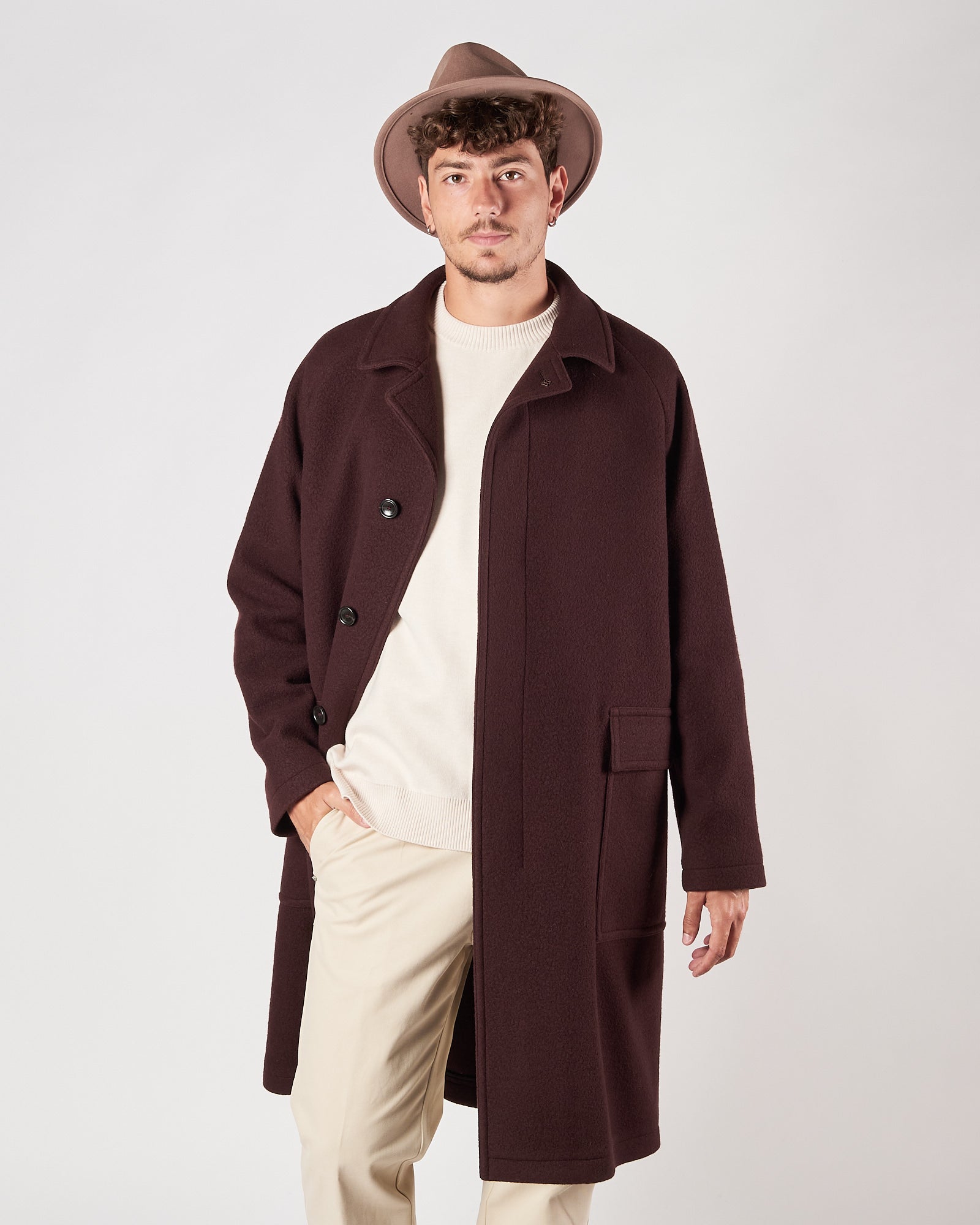Cappotto Tagliatore over un petto bordeaux