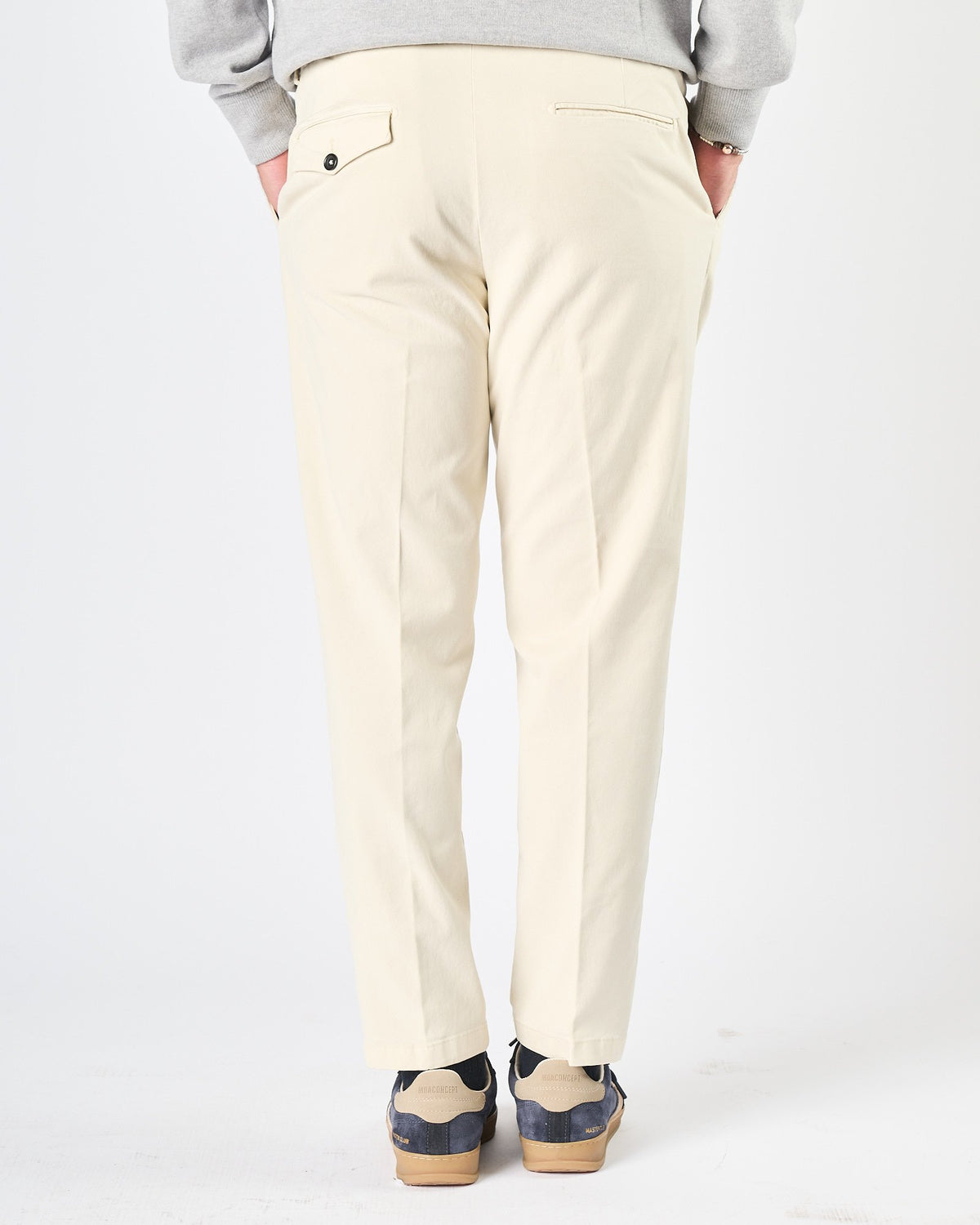Pantalone A|STORE con una pence talco