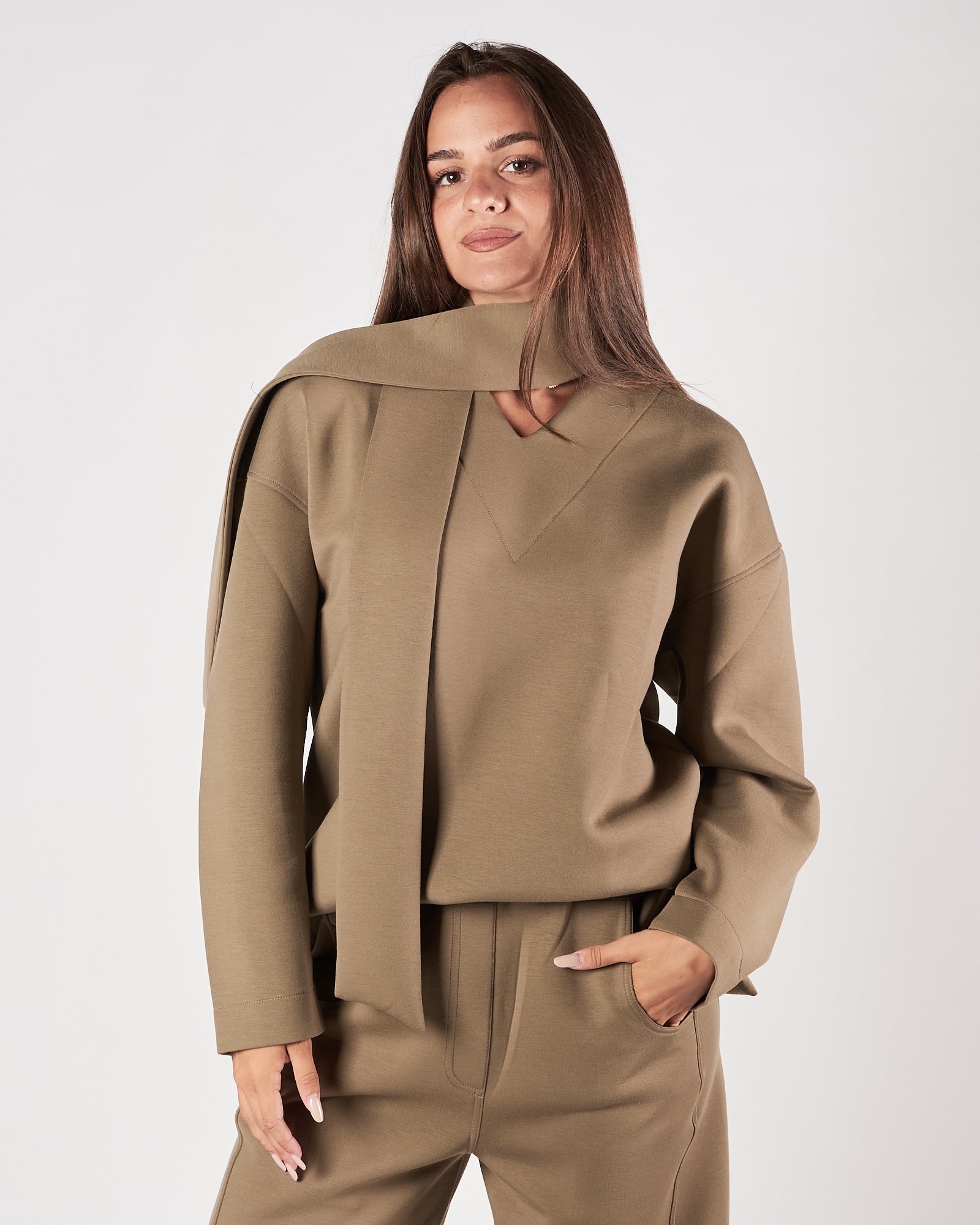 Felpa Tela9 scollo v in jersey fango