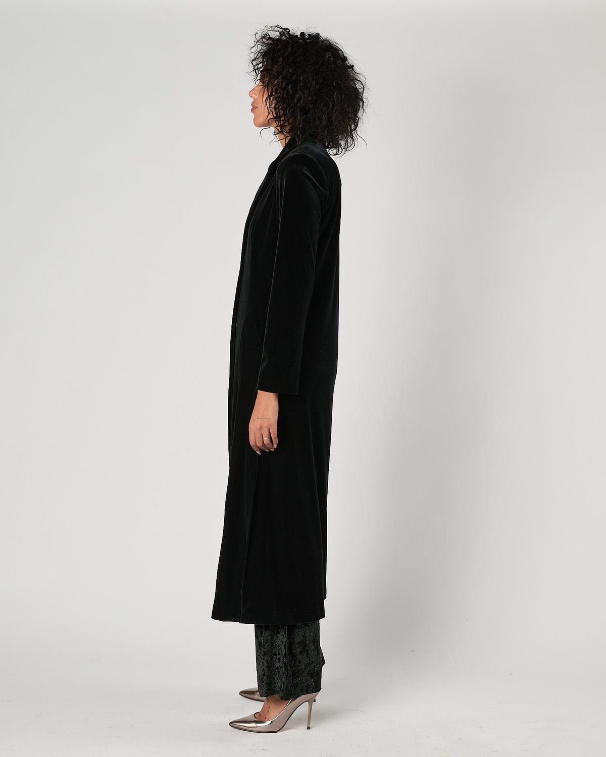 Cappotto Carla Ruiz in velluto liscio nero