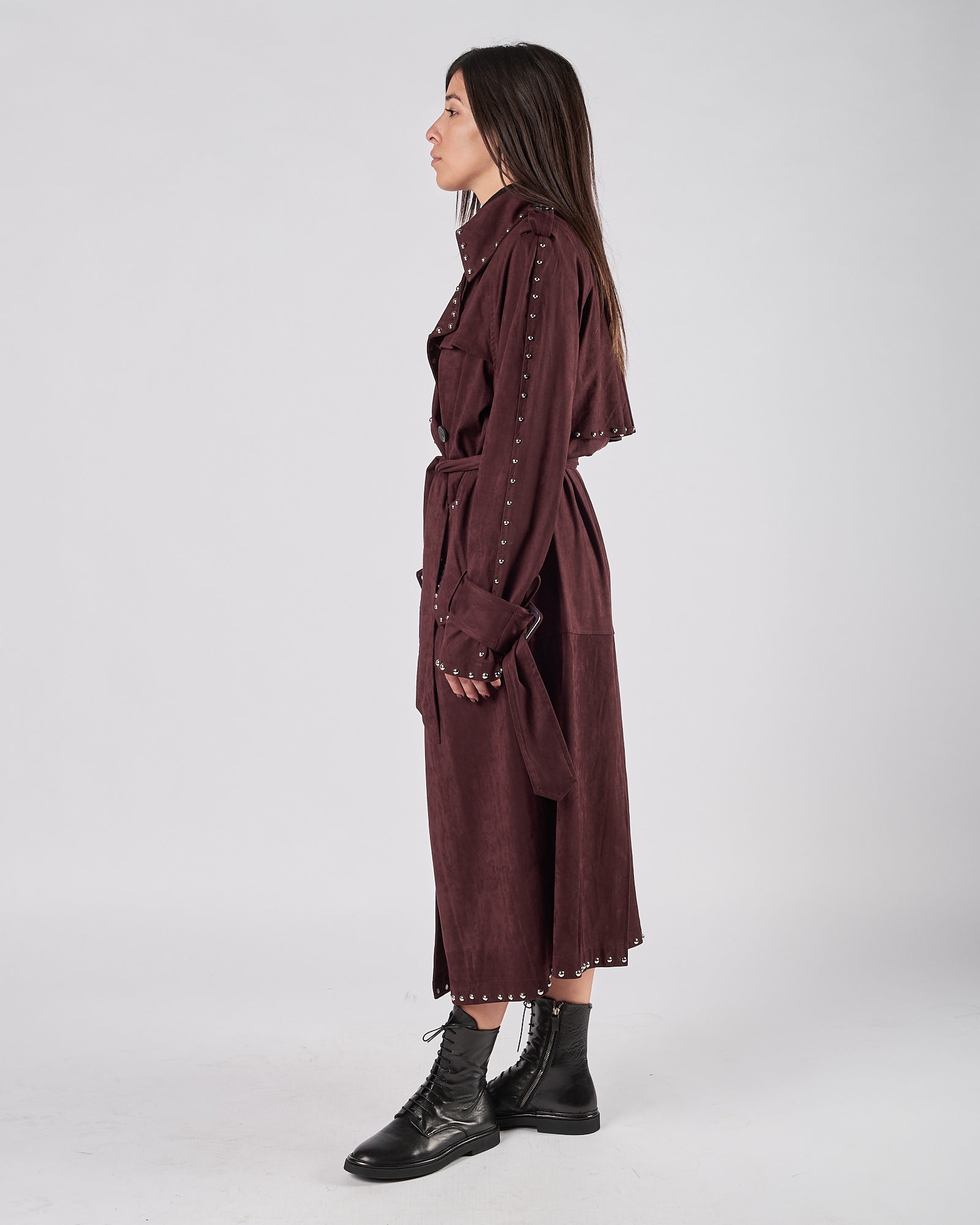 Trench Weili Zheng in camoscio burgundy con borchie
