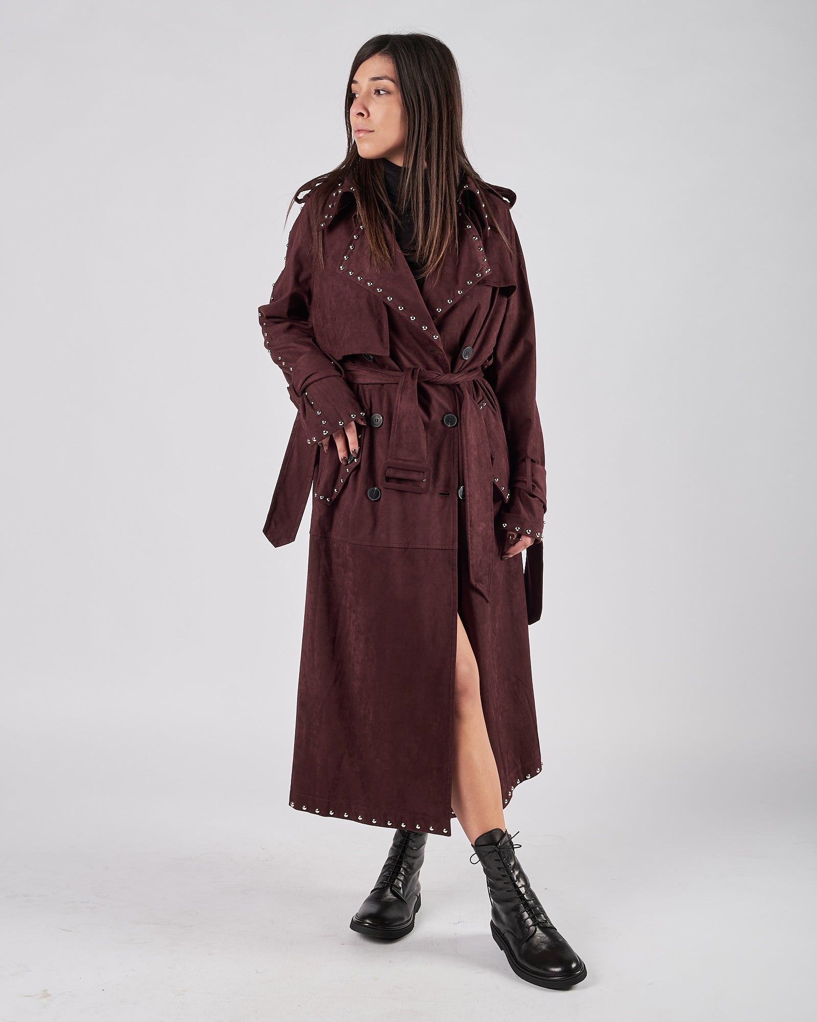 Trench Weili Zheng in camoscio burgundy con borchie