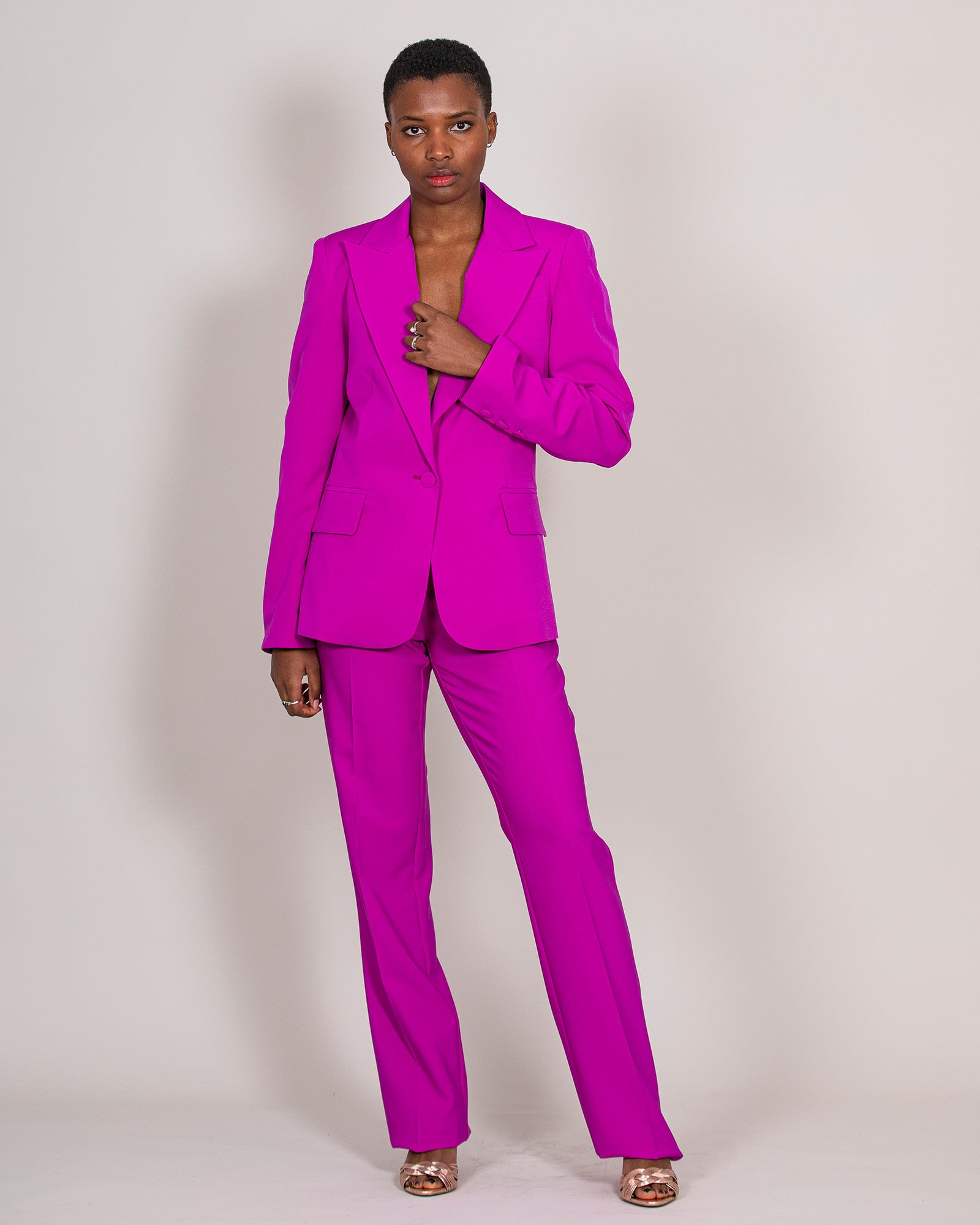 Tailleur fucsia con pantalone