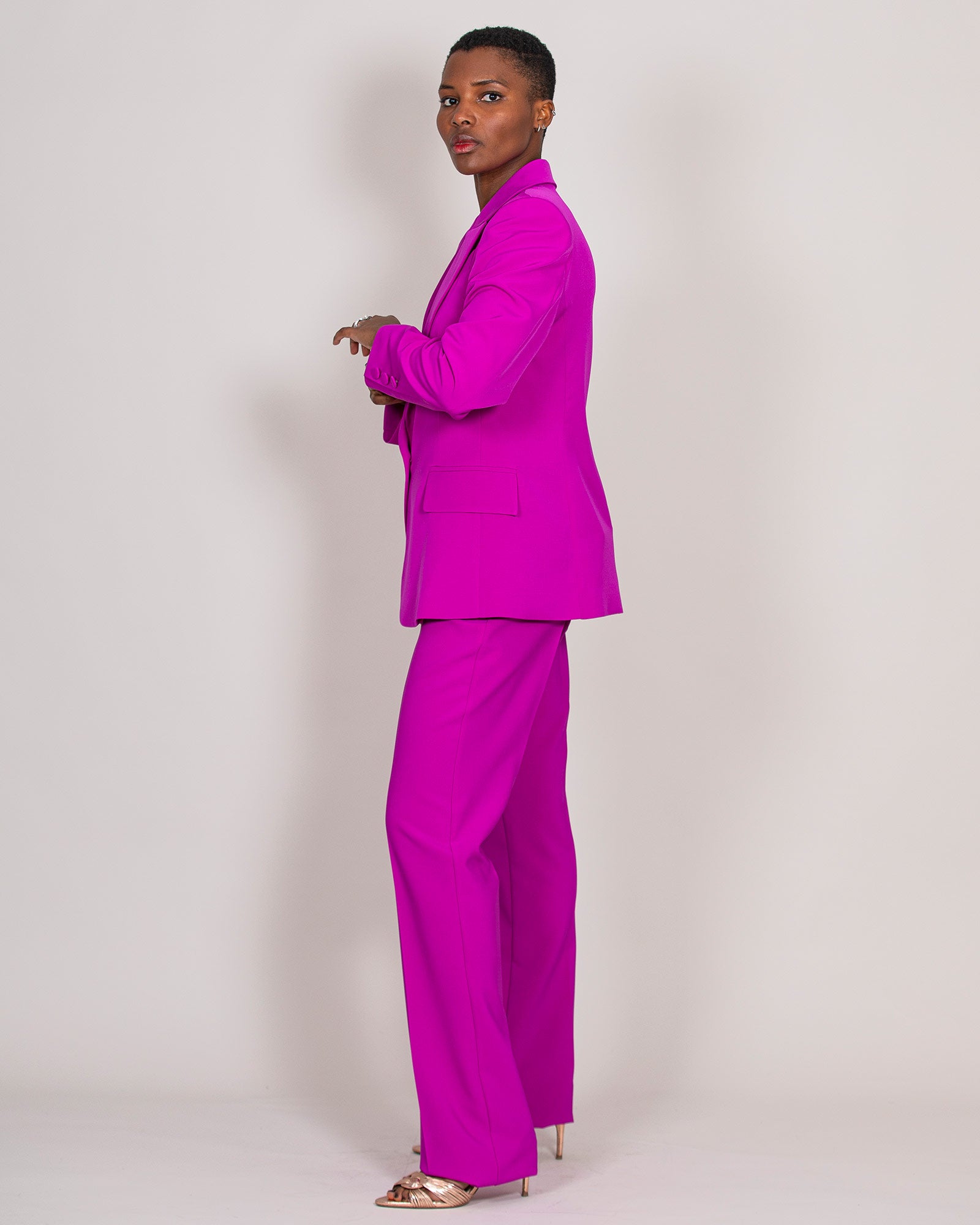 Tailleur fucsia con pantalone