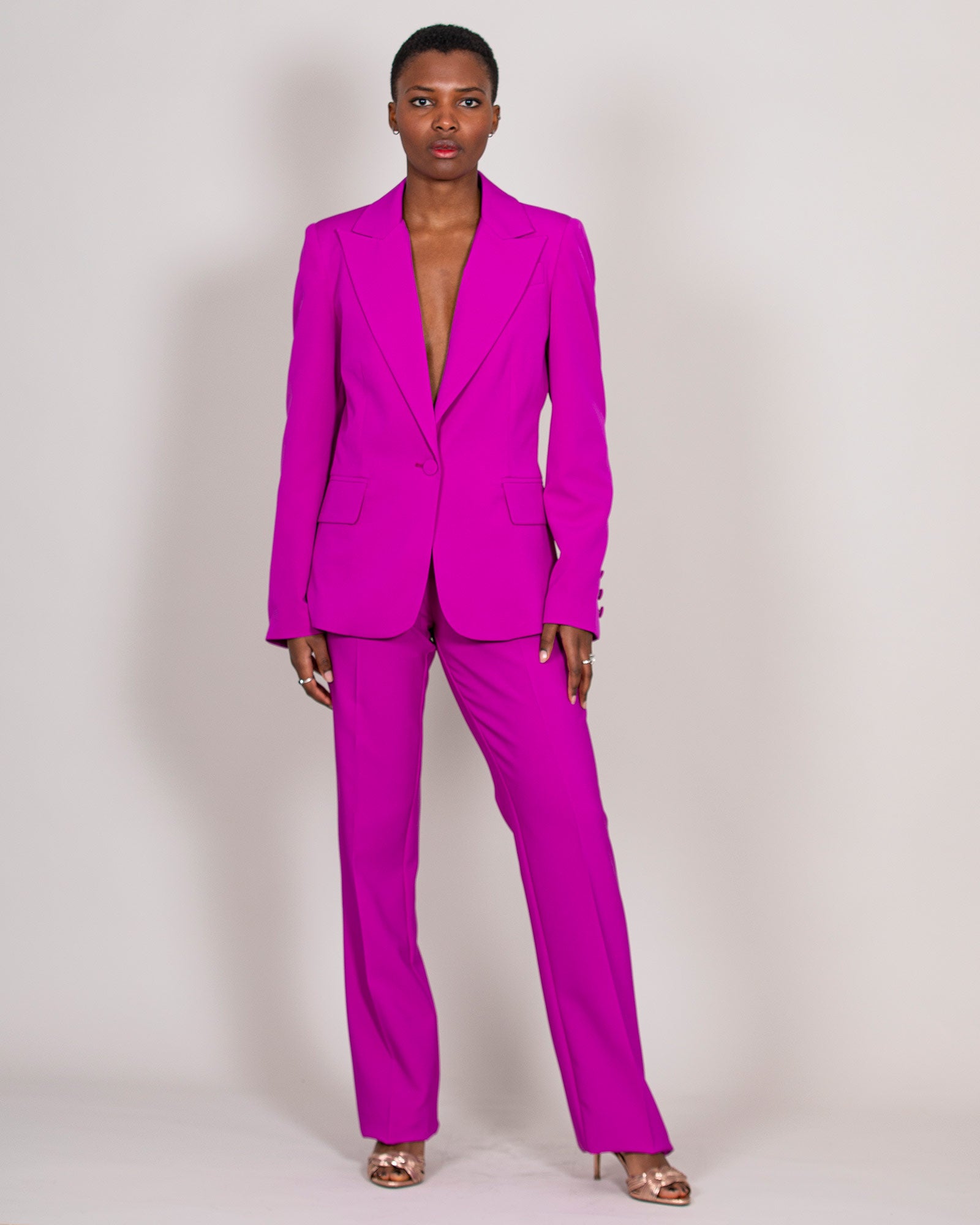 Tailleur fucsia con pantalone