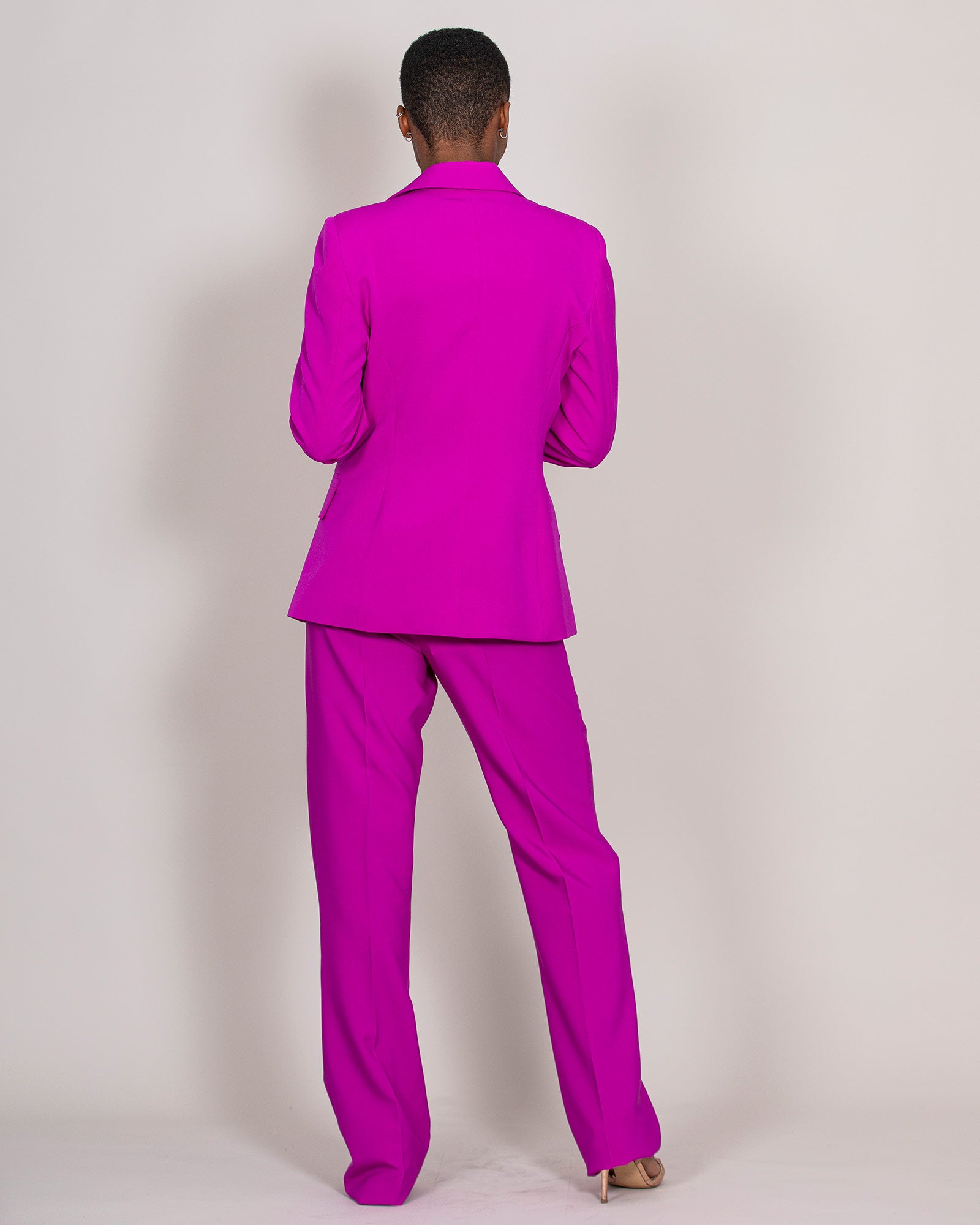 Tailleur fucsia con pantalone