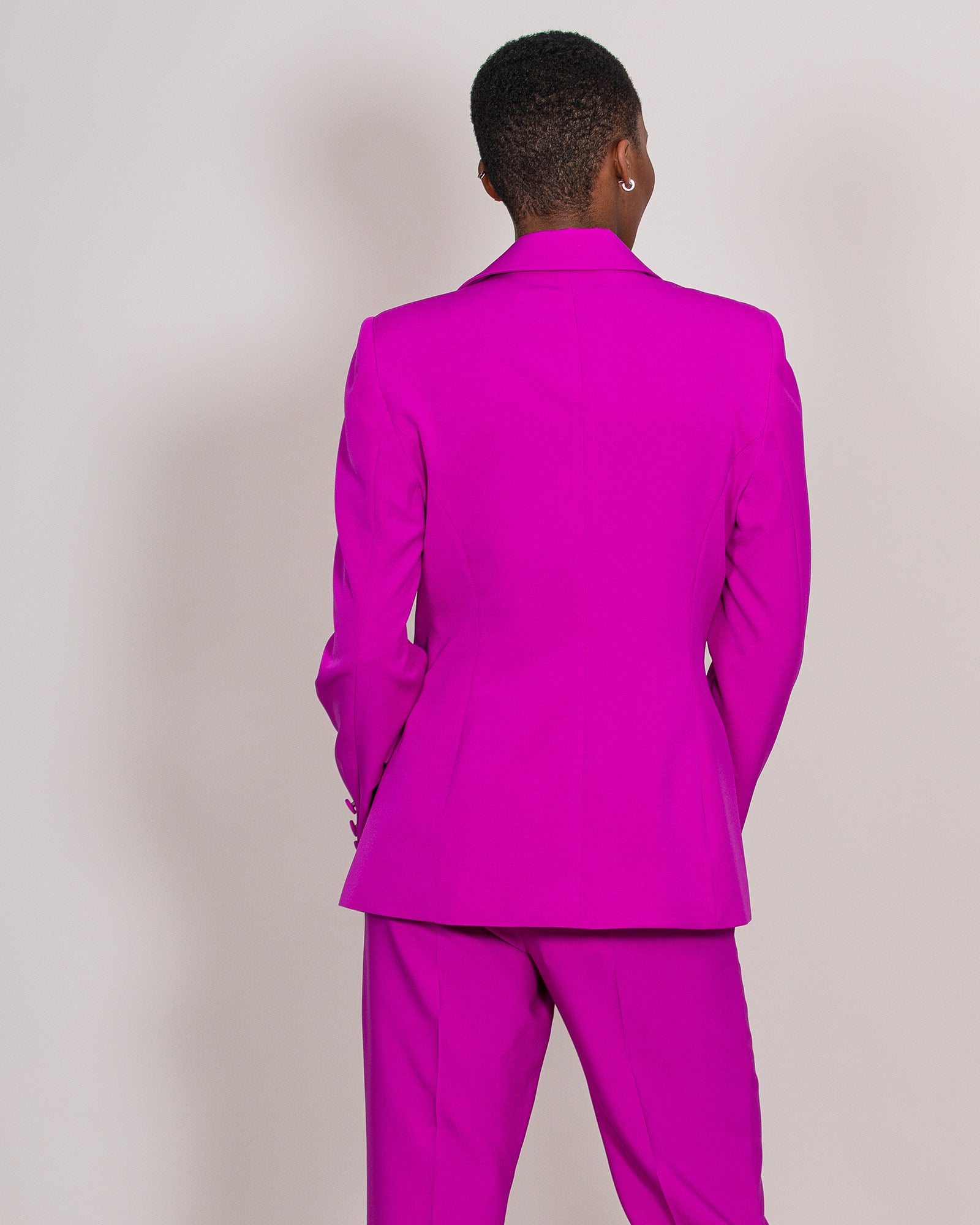 Tailleur fucsia con pantalone