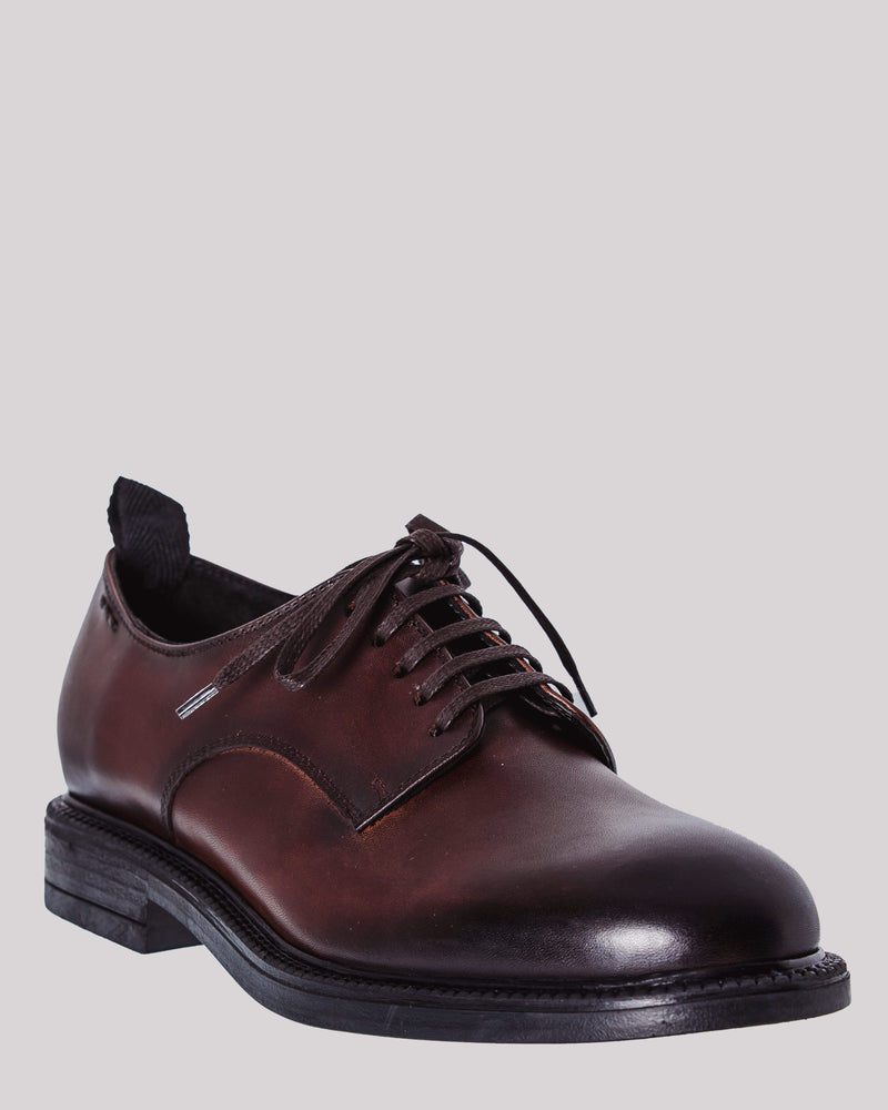 Dark brown laced shoe